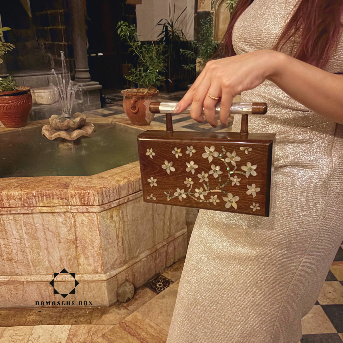 Yasmine Walnut Clutch, vista traseira, mostrando o exterior em madeira maciça de nogueira