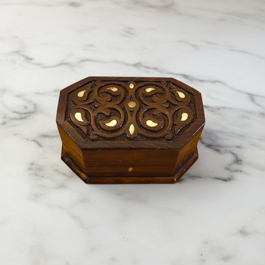 Artisan Carved Box, вид под углом с резной крышкой с отделкой под орех