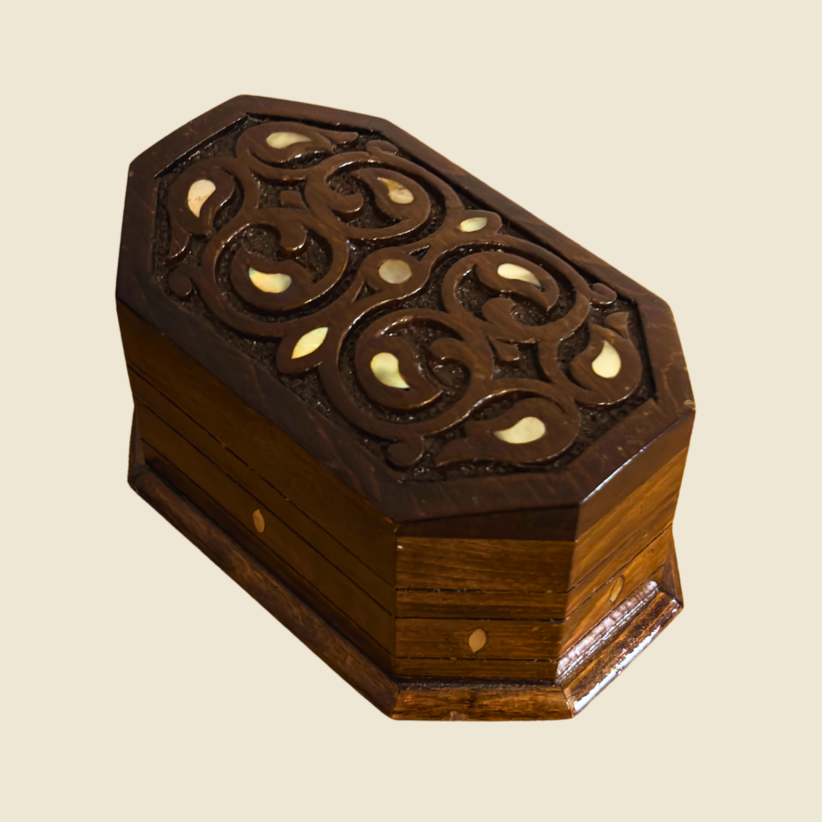 Artisan Carved Box, вид спереди, резной вручную бук с инкрустацией перламутром