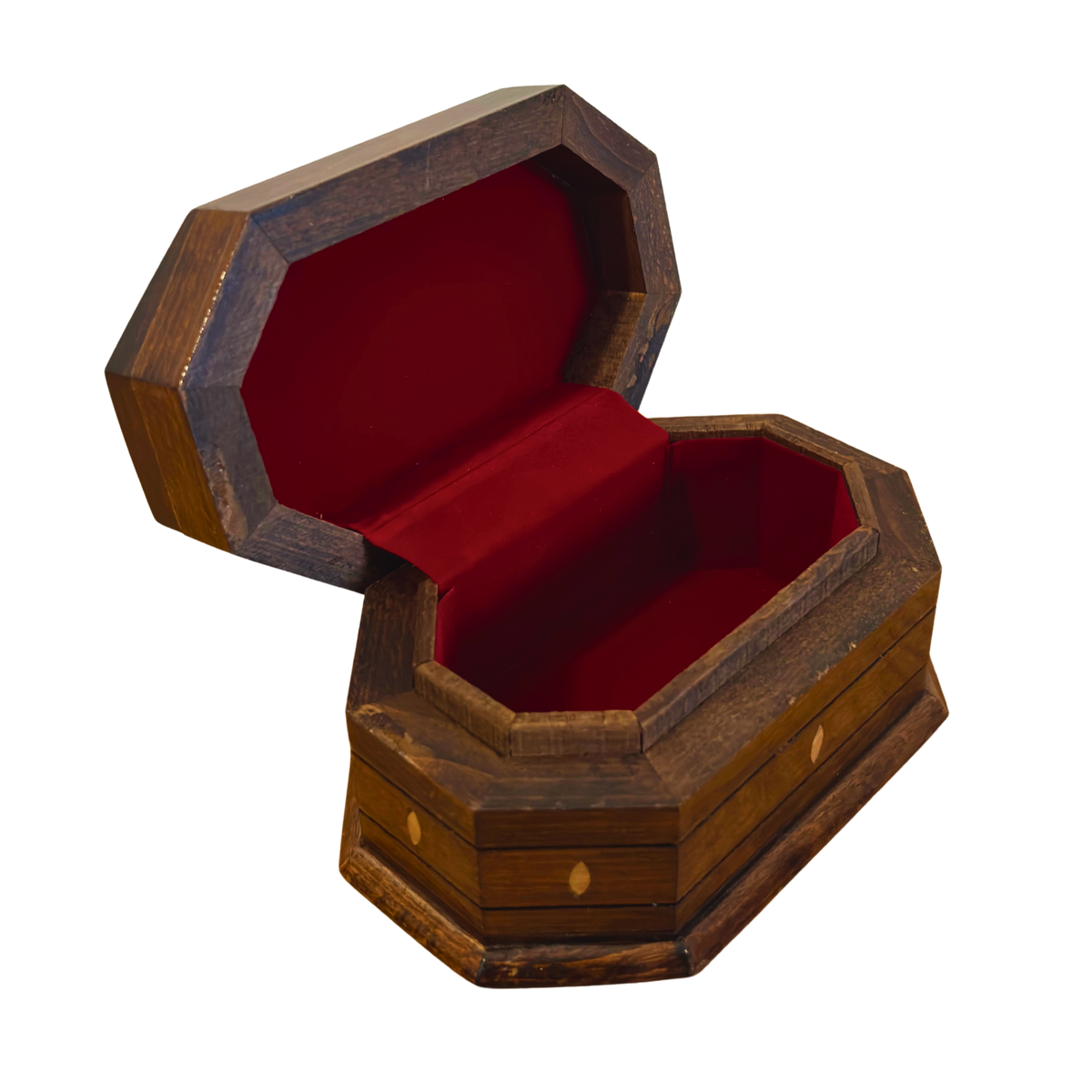 Artisan Carved Box открыта, вид сбоку с бордовой бархатной обивкой внутри