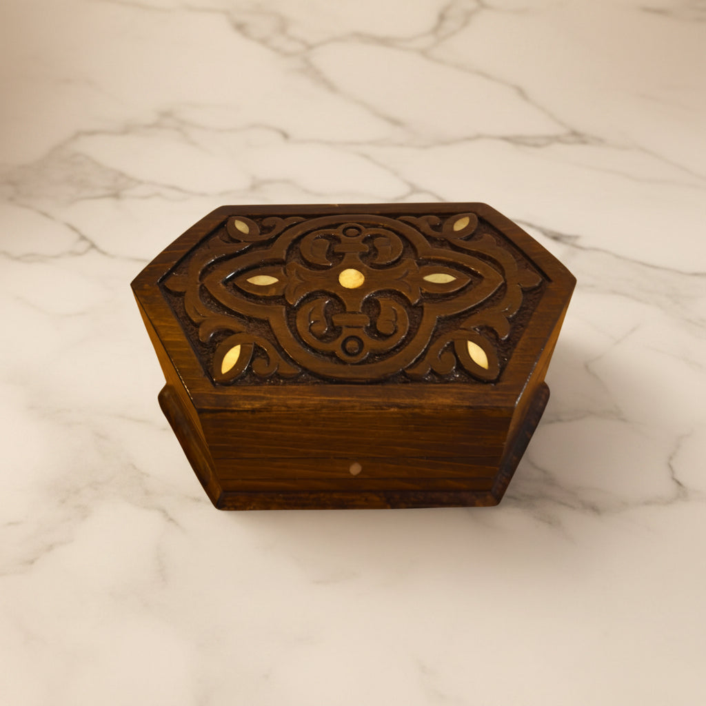 Legacy Carved Box, вид под углом с резной крышкой с отделкой под орех