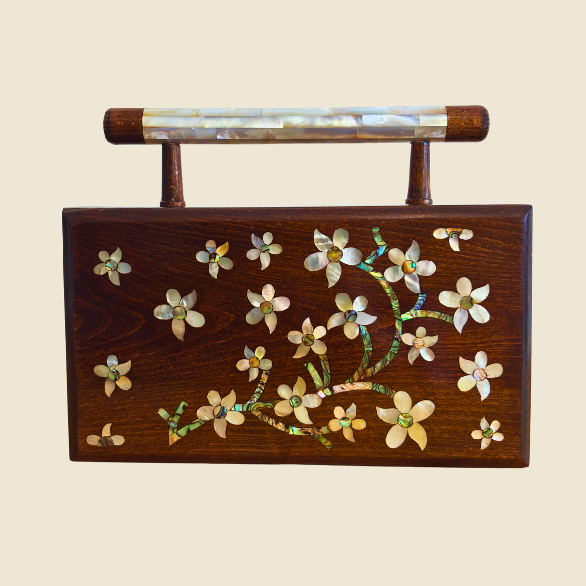 Yasmine Walnut Clutch, vista frontal, madeira de nogueira com embutido de nácar em motivo de jasmim