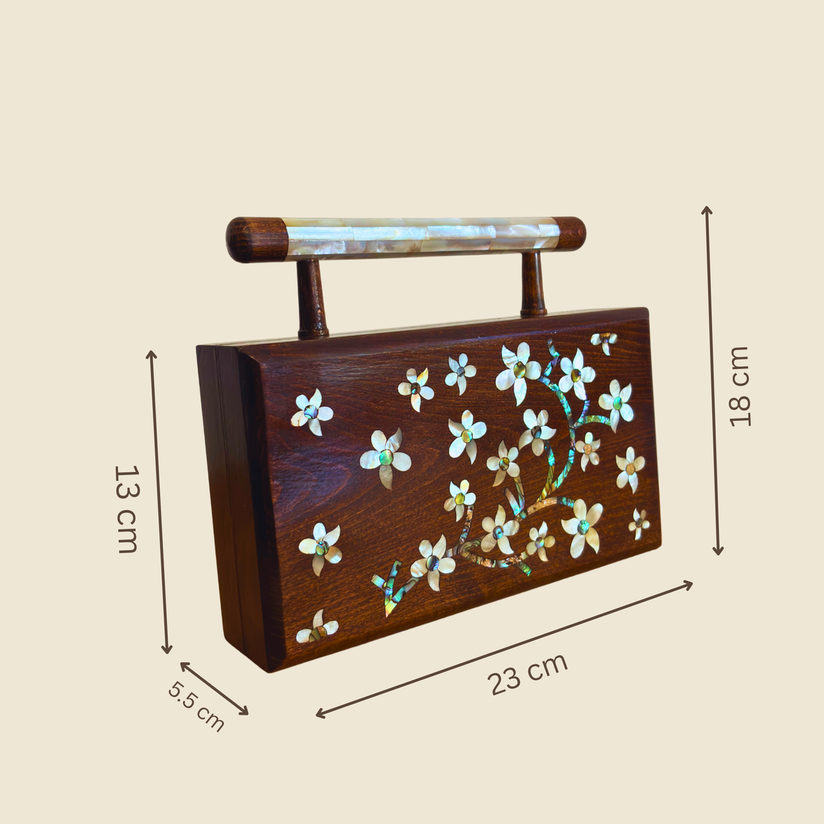 Diagrama de dimensões da Yasmine Walnut Clutch, 23 x 5,5 x 13 cm