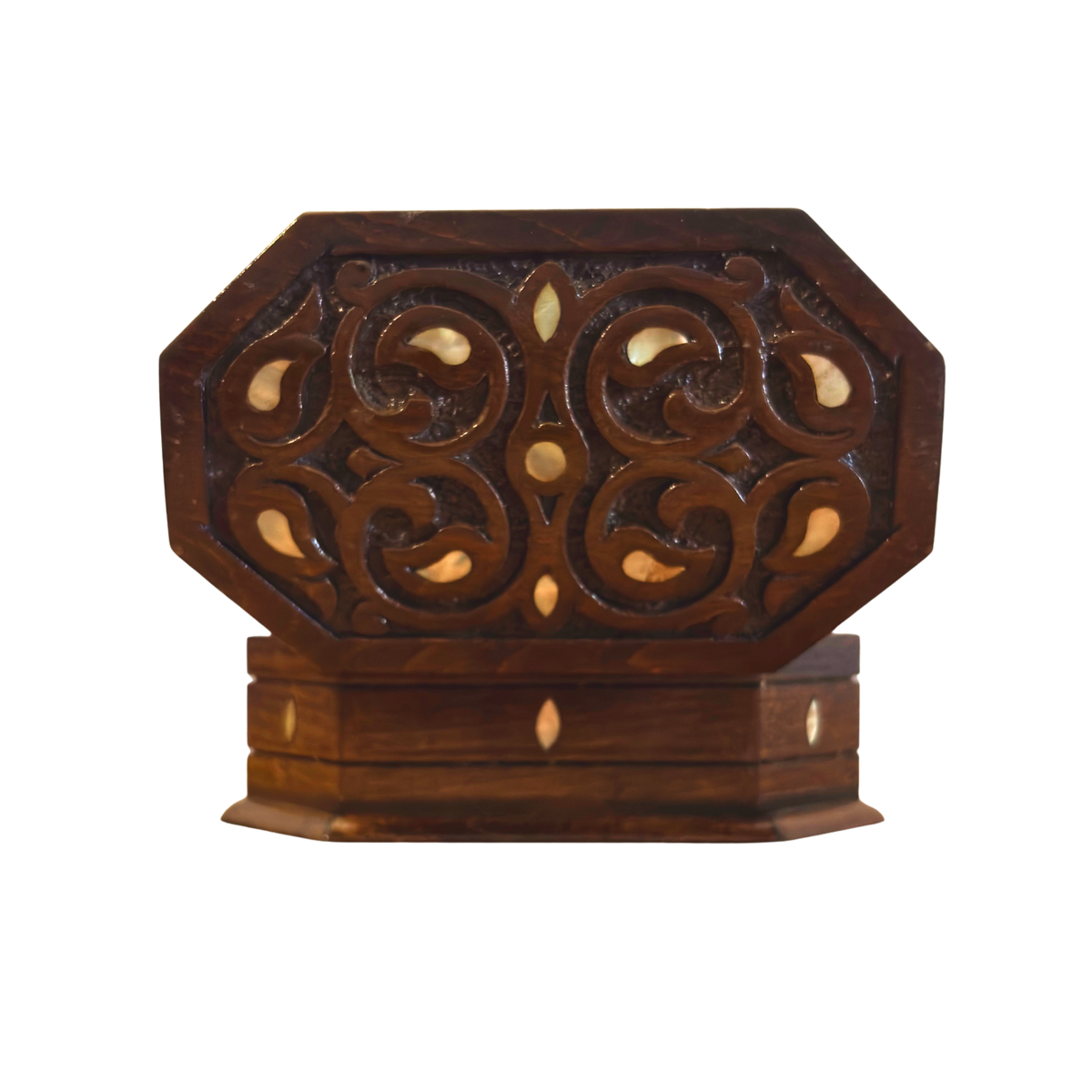 Вид под углом на Artisan Carved Box из бука с отделкой под орех