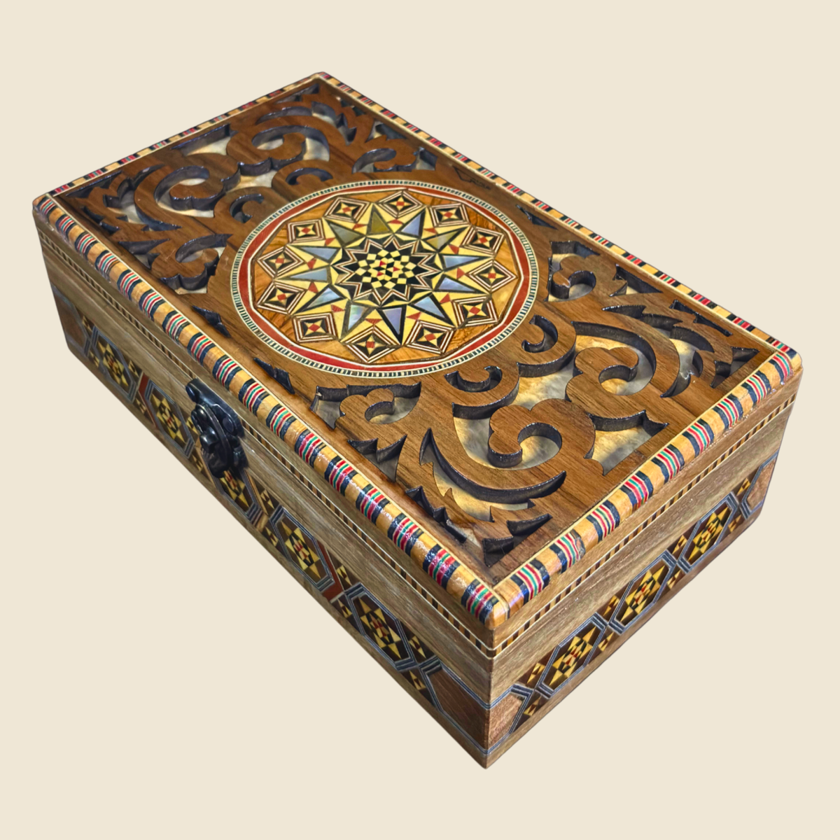 Vorderansicht der Erbstück-Mosaikbox mit handgeschnitztem Holz und Perlmutteinlage