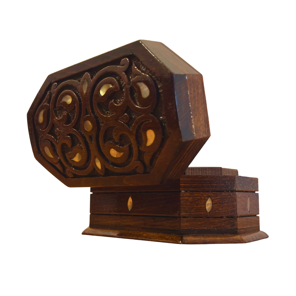 Крупный план перламутровой инкрустации на Artisan Carved Box