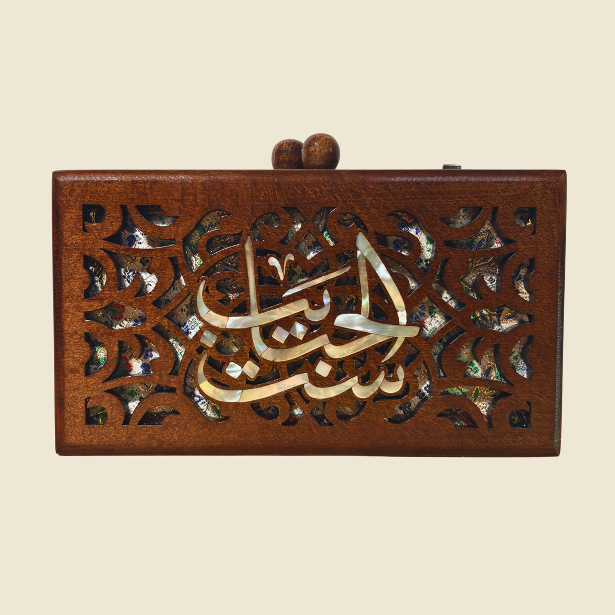 Ореховый клатч Set El Habayeb, вид спереди с инкрустацией перламутром, образующей надпись ست الحبايب