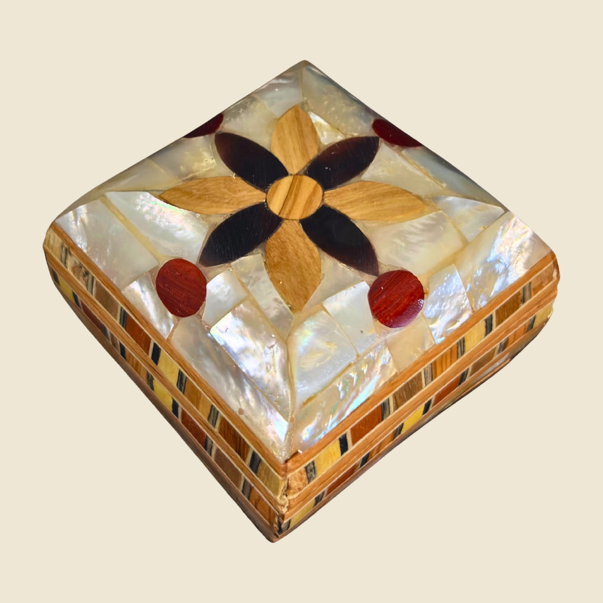 Keepsake Damascene Mu'ashak box with a white mother-of-pearl pyramid lid and a dark and wooden flower inlay