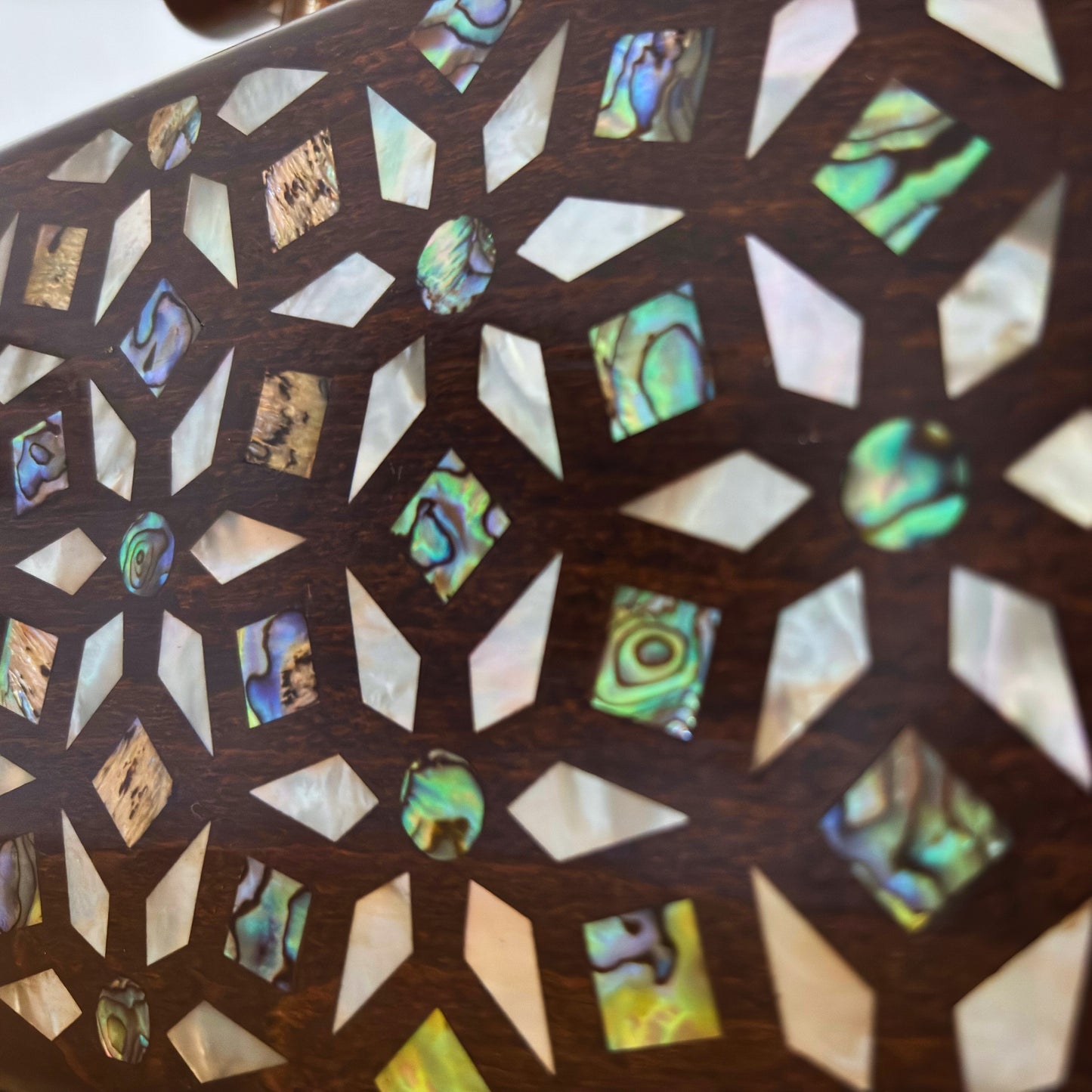 Zenobia – Clutch Damascena di Lusso in Noce con Intarsi in Madreperla e Interno in Broccato