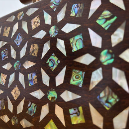 Zenobia – Clutch Damascena di Lusso in Noce con Intarsi in Madreperla e Interno in Broccato