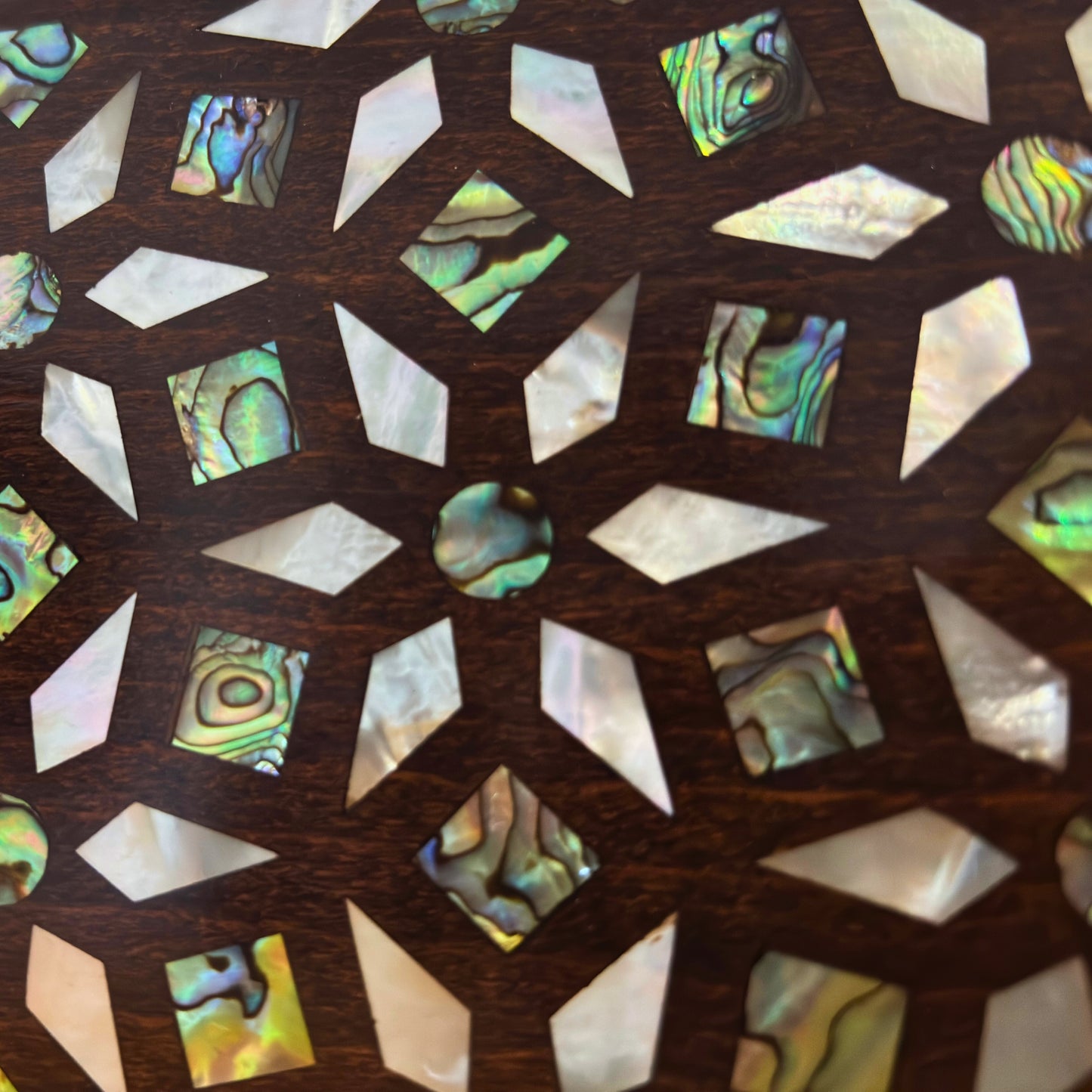 Zenobia – Clutch Damascena di Lusso in Noce con Intarsi in Madreperla e Interno in Broccato