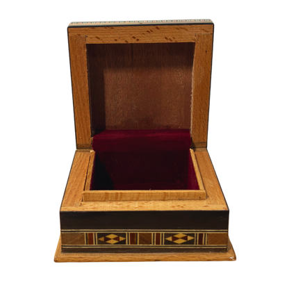 Ręcznie Wykonana Szkatułka Mozaikowa z Damaszku – Tradycja & Aksamit