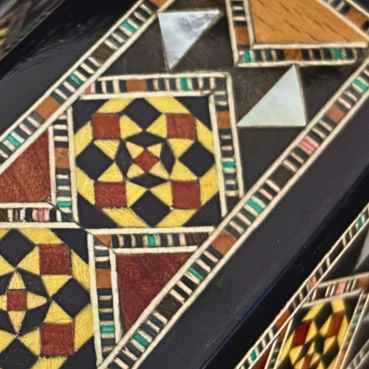 Portapenne del Calligrafo, primo piano del mosaico e degli intarsi in madreperla