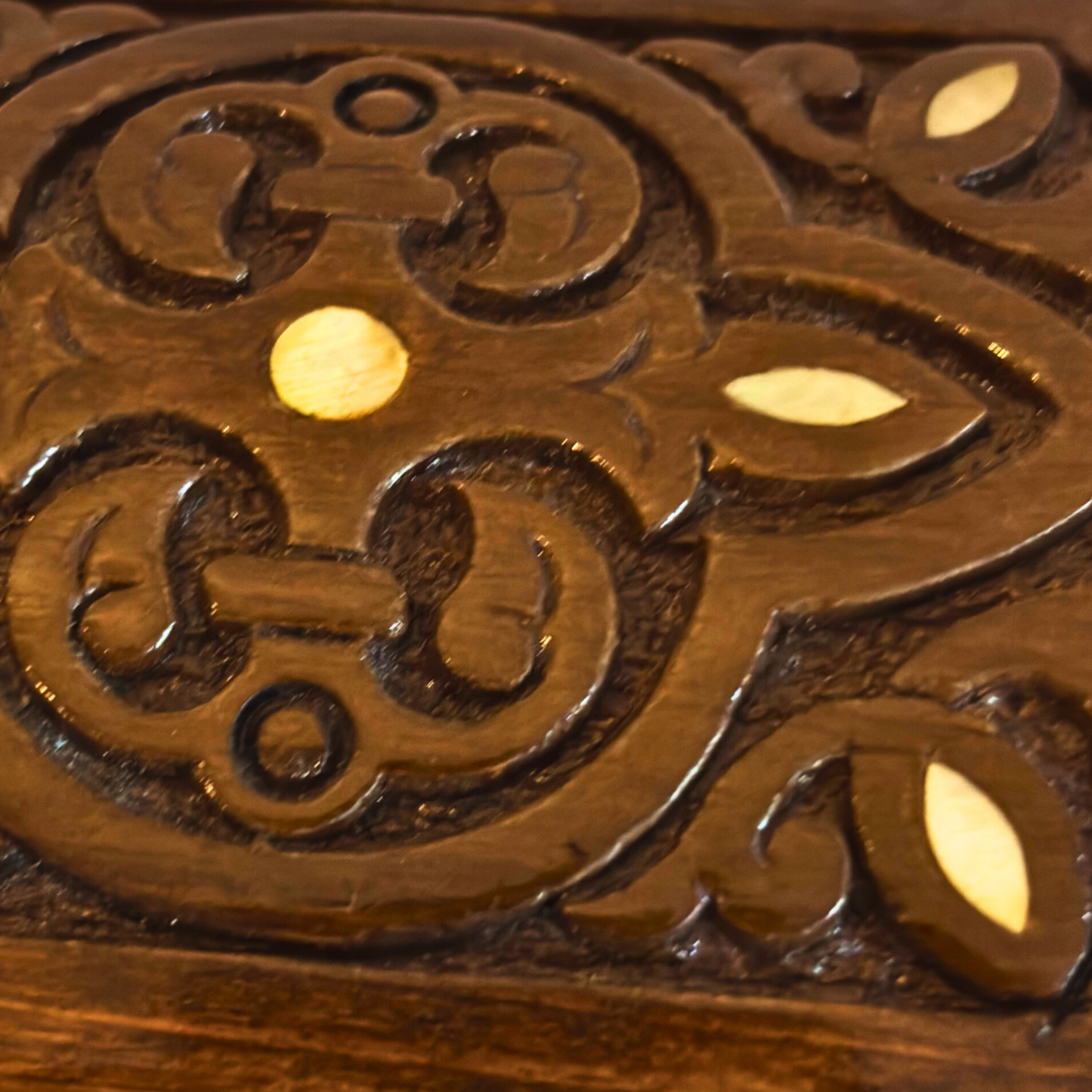 صندوق خشبي مطعّم بالصدف ومبطن بالمخمل من خشب الزان – تصميم شرقي خالد محفور يدويًا