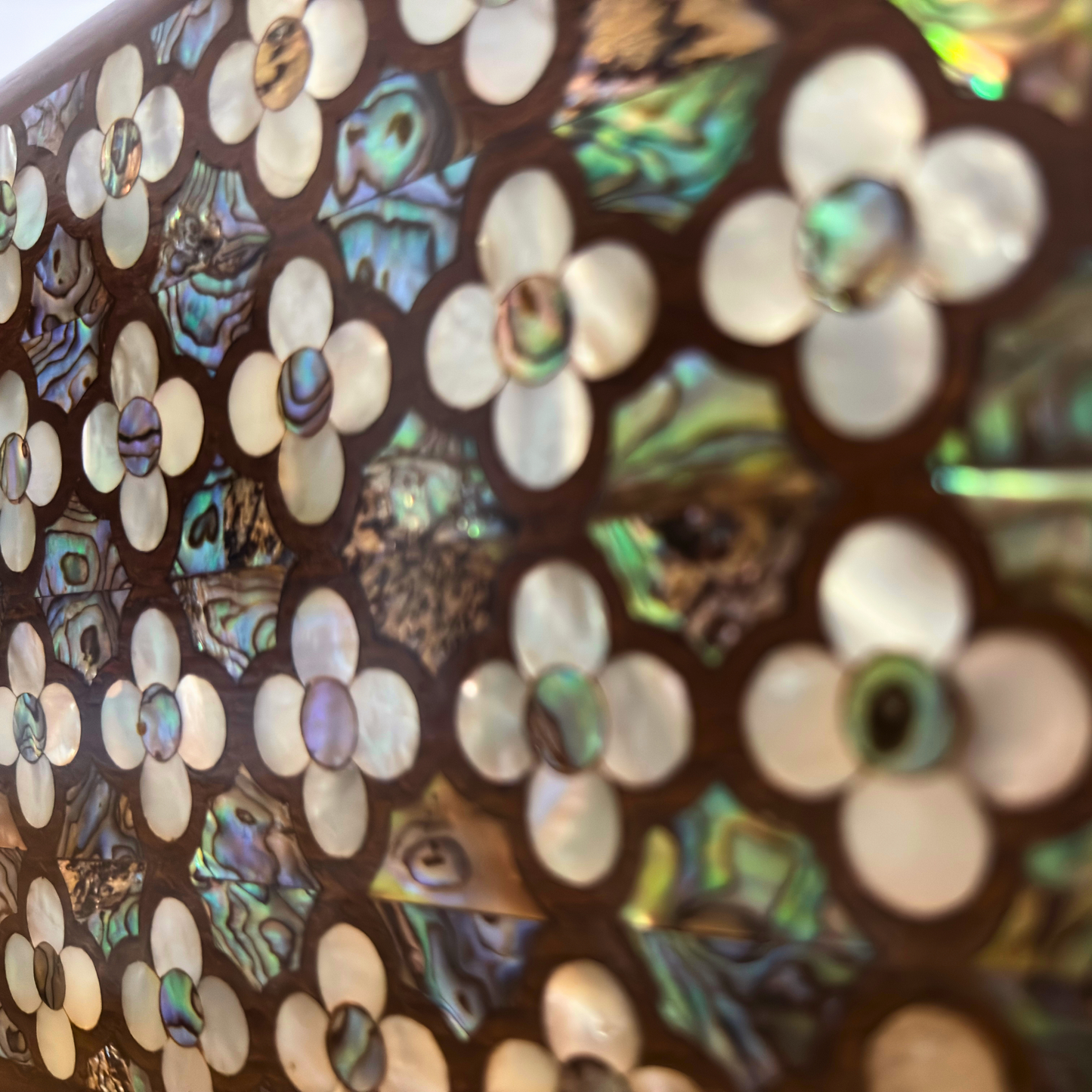 Jouri – Clutch Damascena di Lusso con Madreperla Floreale & Catena di Perle