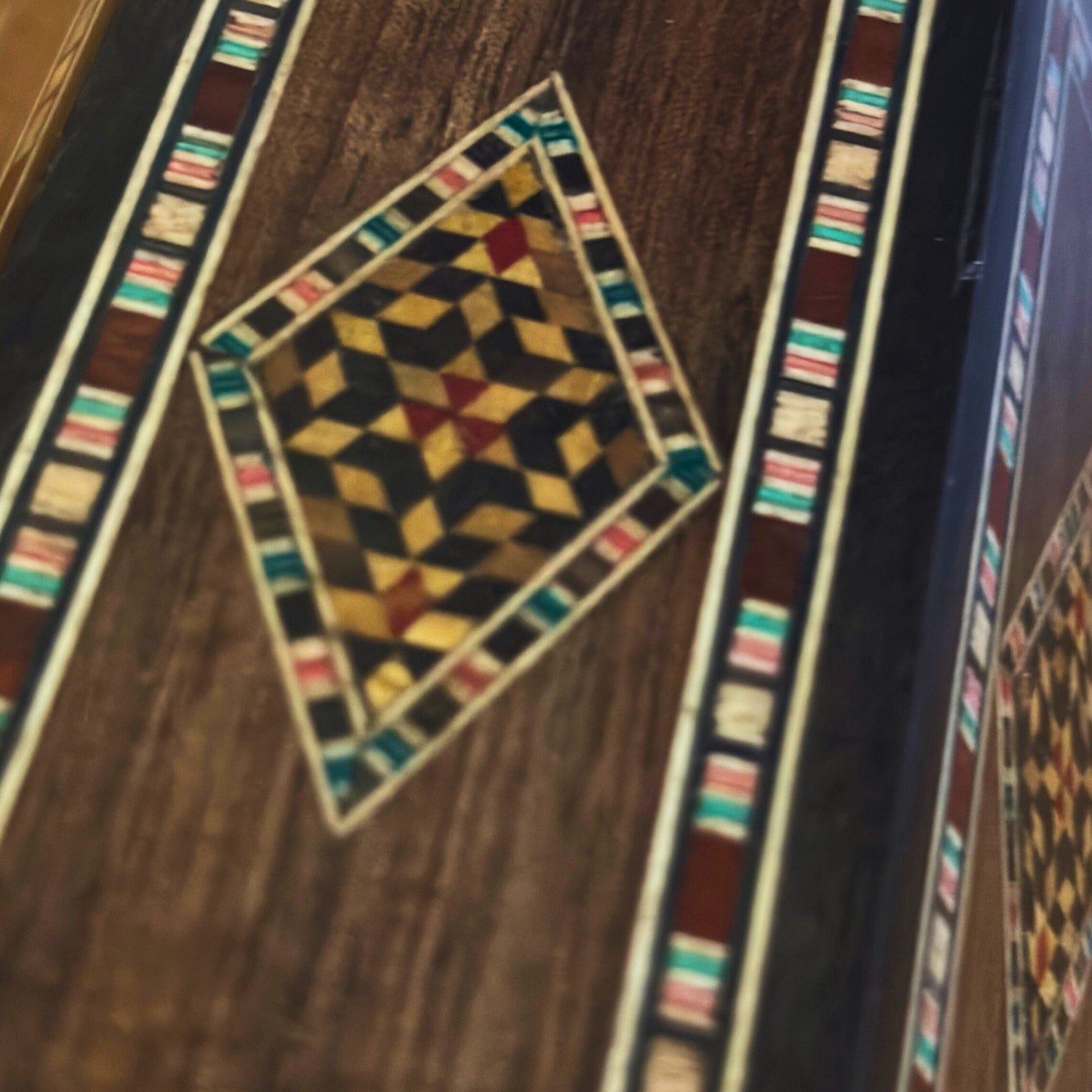 Porta-Canetas Damasquino em Madeira por Gaby Al Dayeh – Madeiras Naturais & Elegância Artesanal