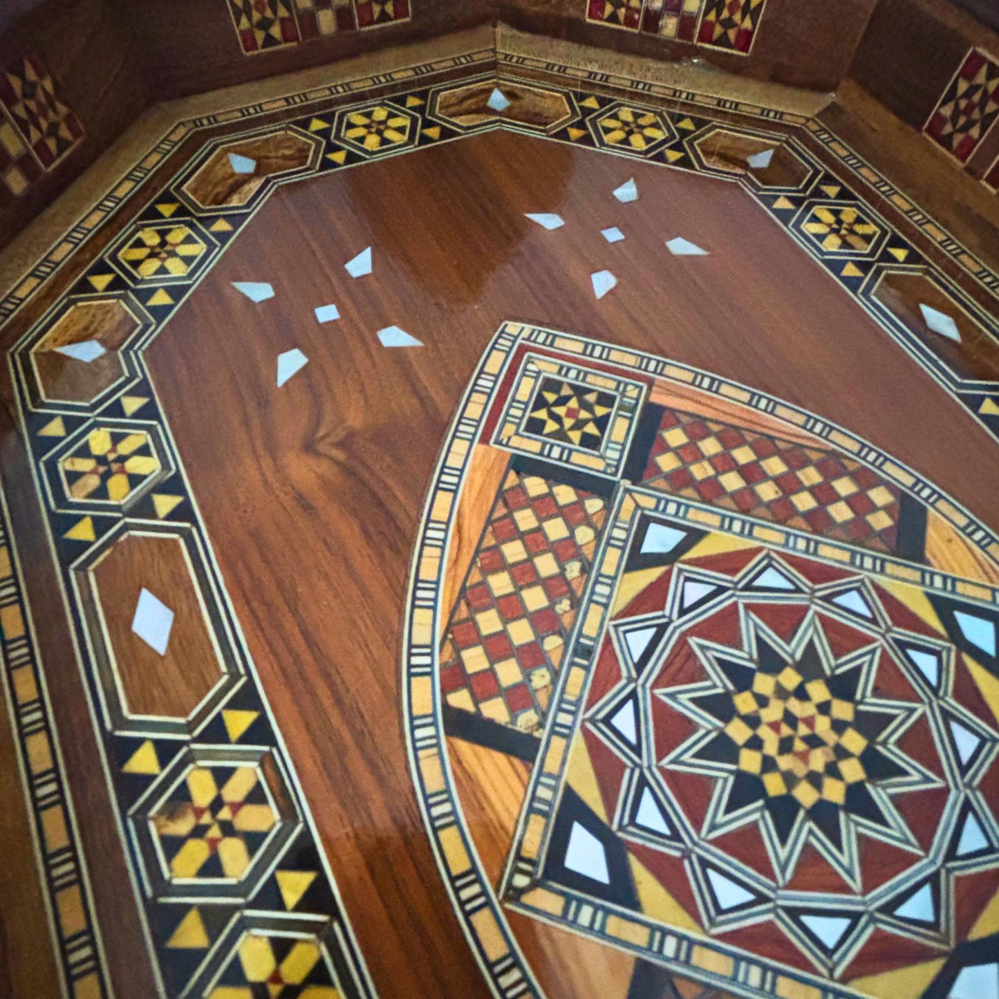 Bandeja Damasquina em Madeira – Madrepérola & Acabamento em Nogueira