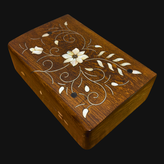 صندوق دمشقي فاخر – تطعيم بالصدف وبراعة المشغل العربي