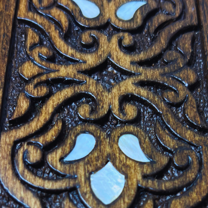 Handgesneden Luxe Doos uit Damascus – Parelmoer & Fluweel