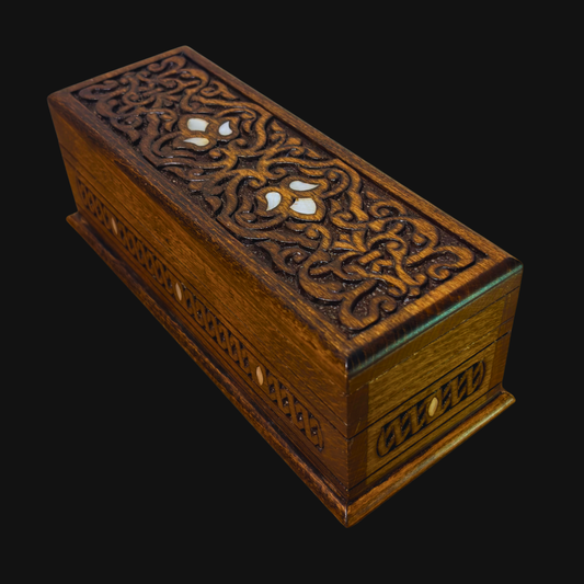 صندوق محفور يدوي فاخر – تطعيم بالصدف وأناقة مخملية