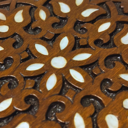 Caja Tallada a Mano de Lujo – Nácar y Elegancia en Terciopelo