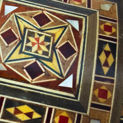 Ręcznie Wykonana Szkatułka Mozaikowa z Damaszku – Tradycja & Aksamit