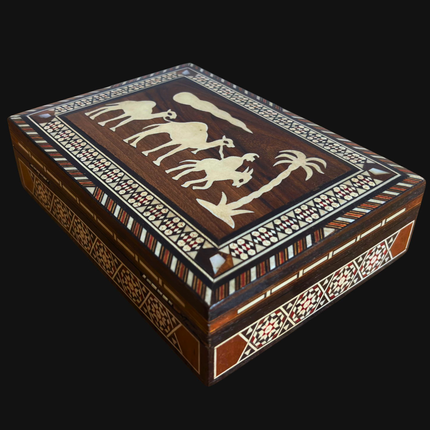 Caixa Damasquina Vintage Anos 70 – Desenho de Camelos Artesanal