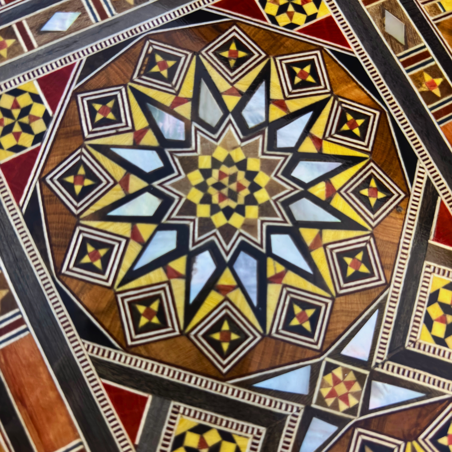 Scatola in Mosaico Artigianale di Damasco – Arte Tradizionale & Velluto