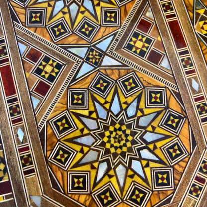 Handgefertigte Mosaik-Schatulle aus Damaskus – Perlmutt & Samt