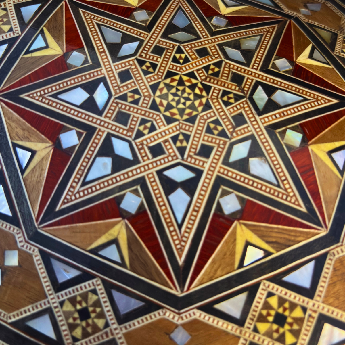 Scatola a Mosaico dell’Artigiano, primo piano del motivo a mosaico e degli intarsi in madreperla