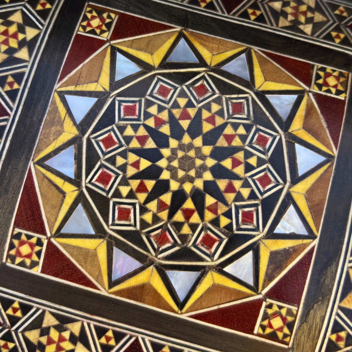 Scatola a Mosaico Serena, primo piano del motivo a mosaico e degli intarsi in madreperla
