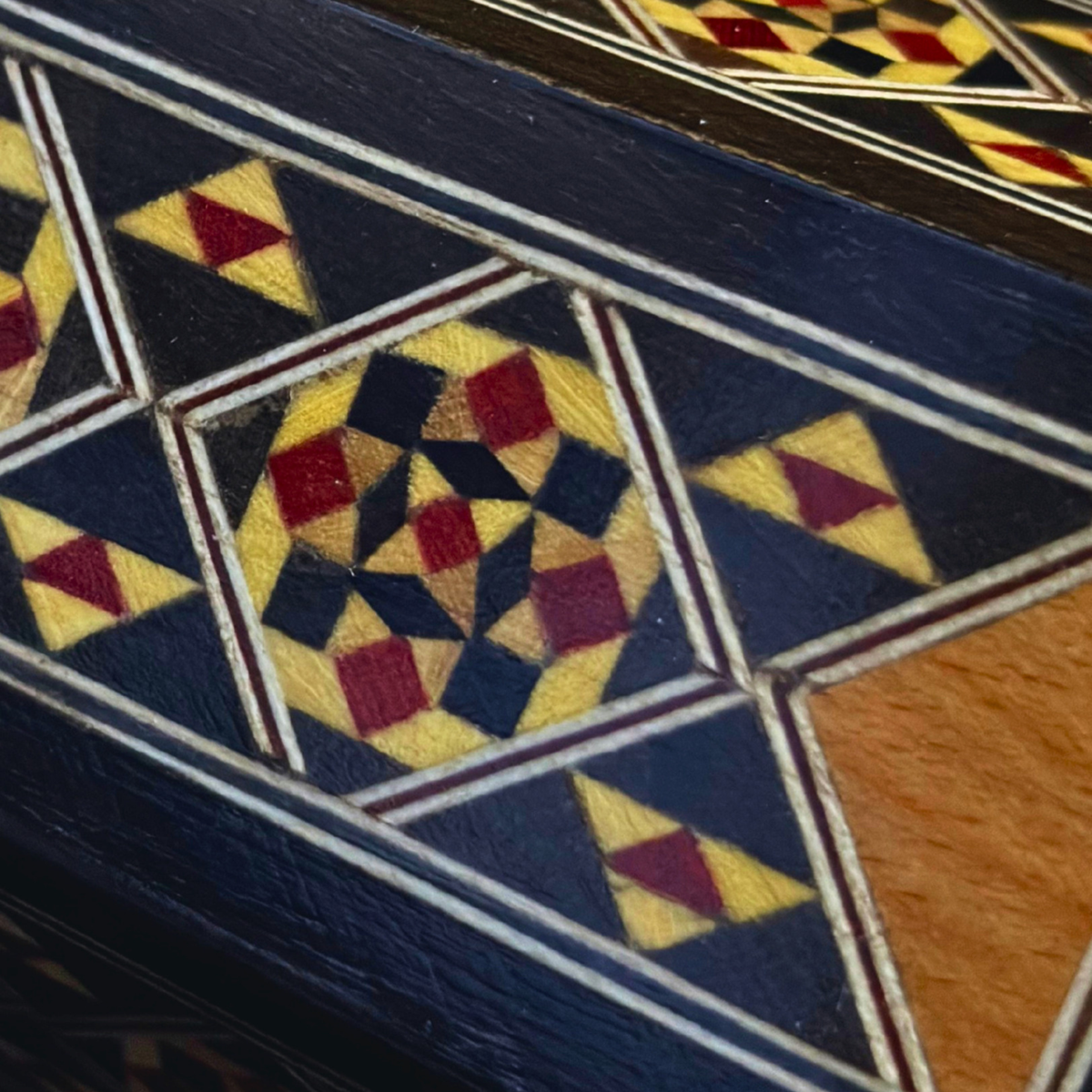 Portalápices del Erudito, detalle del mosaico de madera