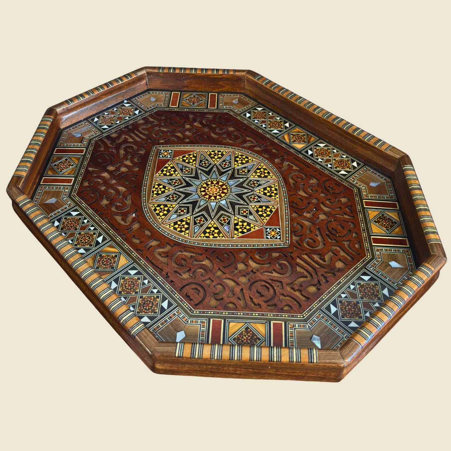 Luxuriöses Mosaik-Serviertablett aus Damaskus – Perlmutt & Handgeschnitzte Details