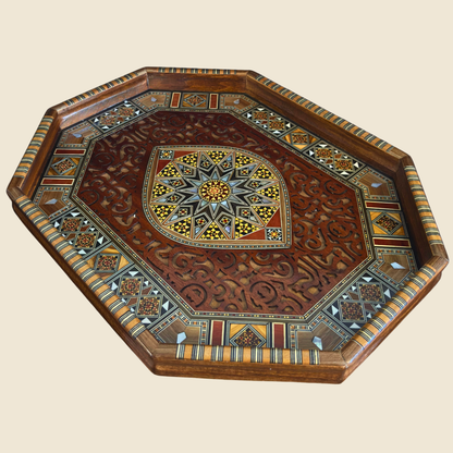 Luxuriöses Mosaik-Serviertablett aus Damaskus – Perlmutt & Handgeschnitzte Details
