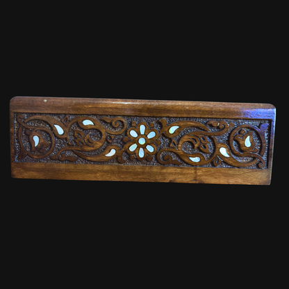 Caja de Pañuelos Tallada a Mano en Haya – Acabado Nogal con Nácar