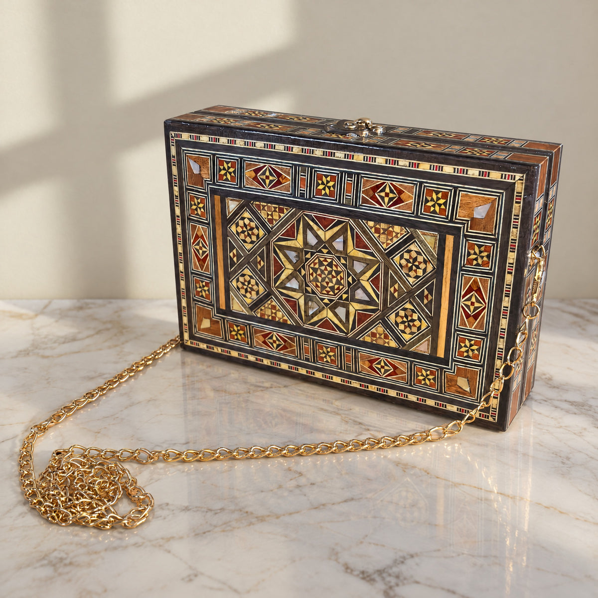 Clutch Damascena Layla, chiusa, su marmo