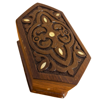 Scatola in Faggio Intagliata a Mano – Madreperla e Velluto, Design Orientale Senza Tempo