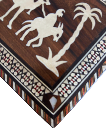 Caixa Damasquina Vintage Anos 70 – Desenho de Camelos Artesanal
