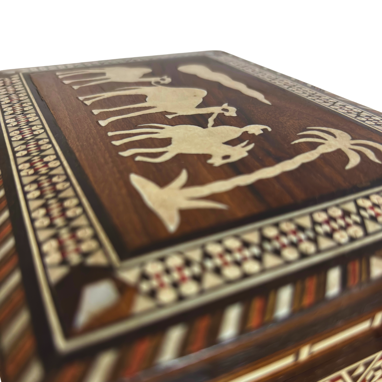 Caixa Damasquina Vintage Anos 70 – Desenho de Camelos Artesanal