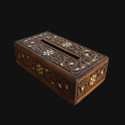 Caja de Pañuelos Tallada a Mano en Haya – Acabado Nogal con Nácar