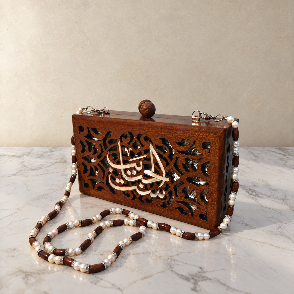 حقيبة ست الحبايب من خشب الجوز، مغلقة، على الرخام