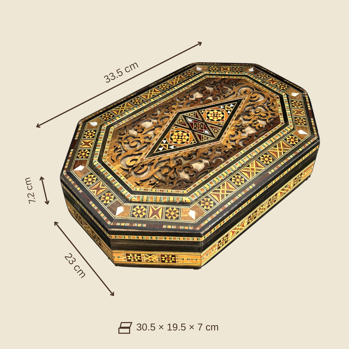 Dimensions of the Sovereign Mosaic Box: 33.5 x 23 x 7.2 cm outside, 30.5 x 19.5 x 7 cm inside