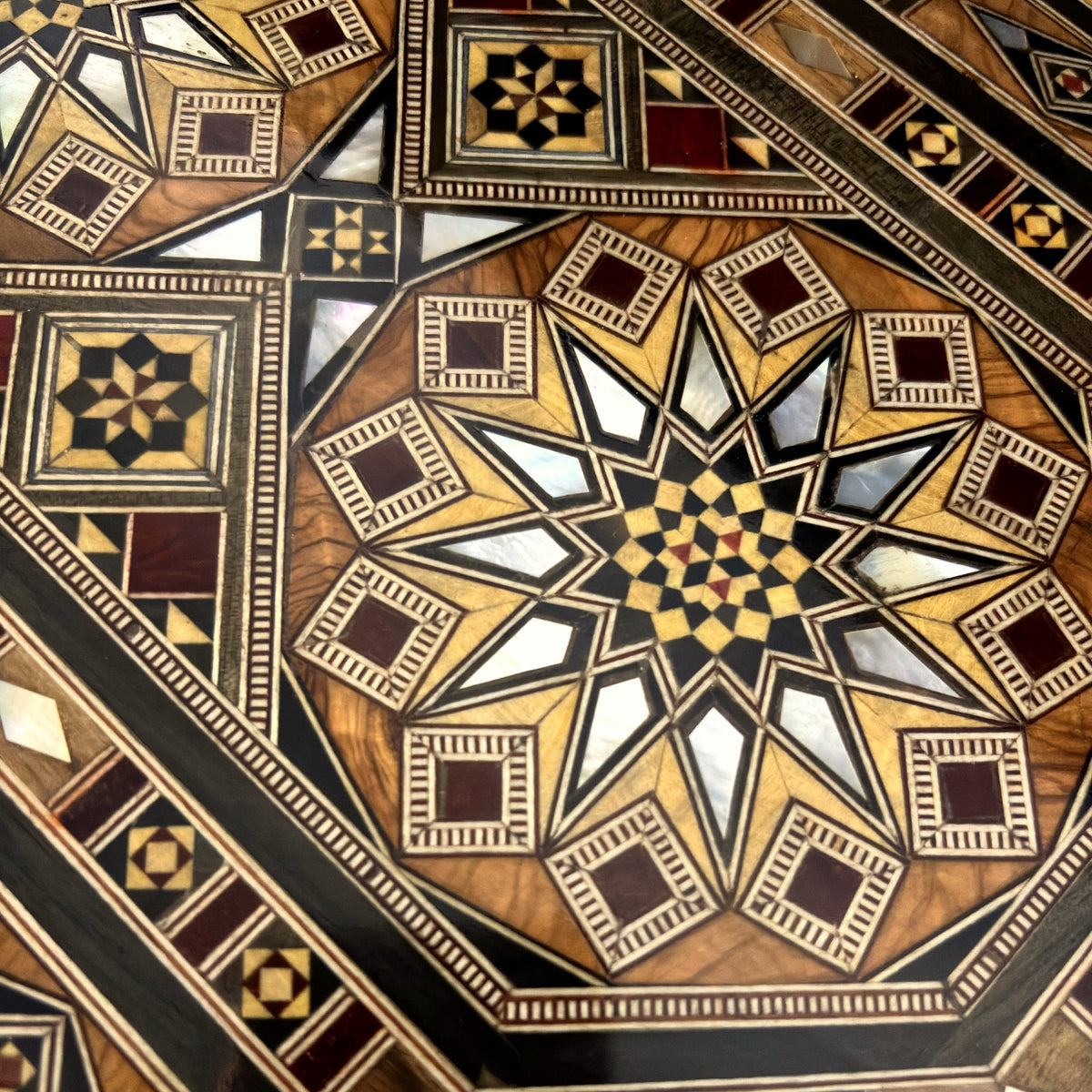 Scatola in mosaico Risplendente, primo piano della stella intarsiata in madreperla sul coperchio