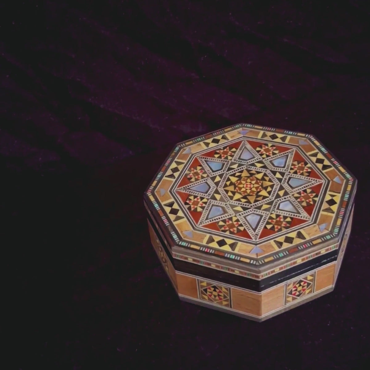 Star Mosaic Box video: the closed box, a close-up of the inlay and the open box
