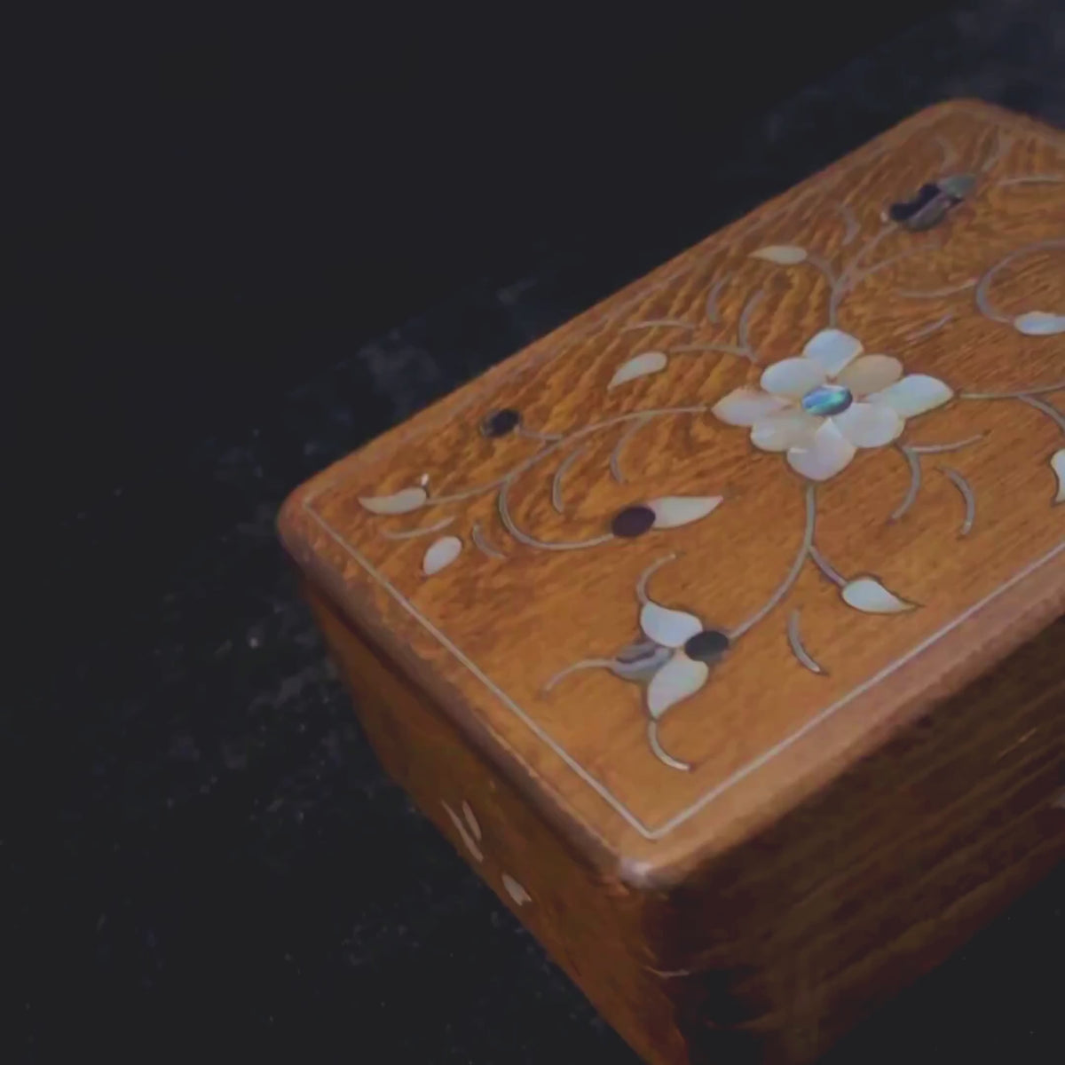 Courtyard Mashghal Box video: the closed box, a close-up of the inlay and the open box