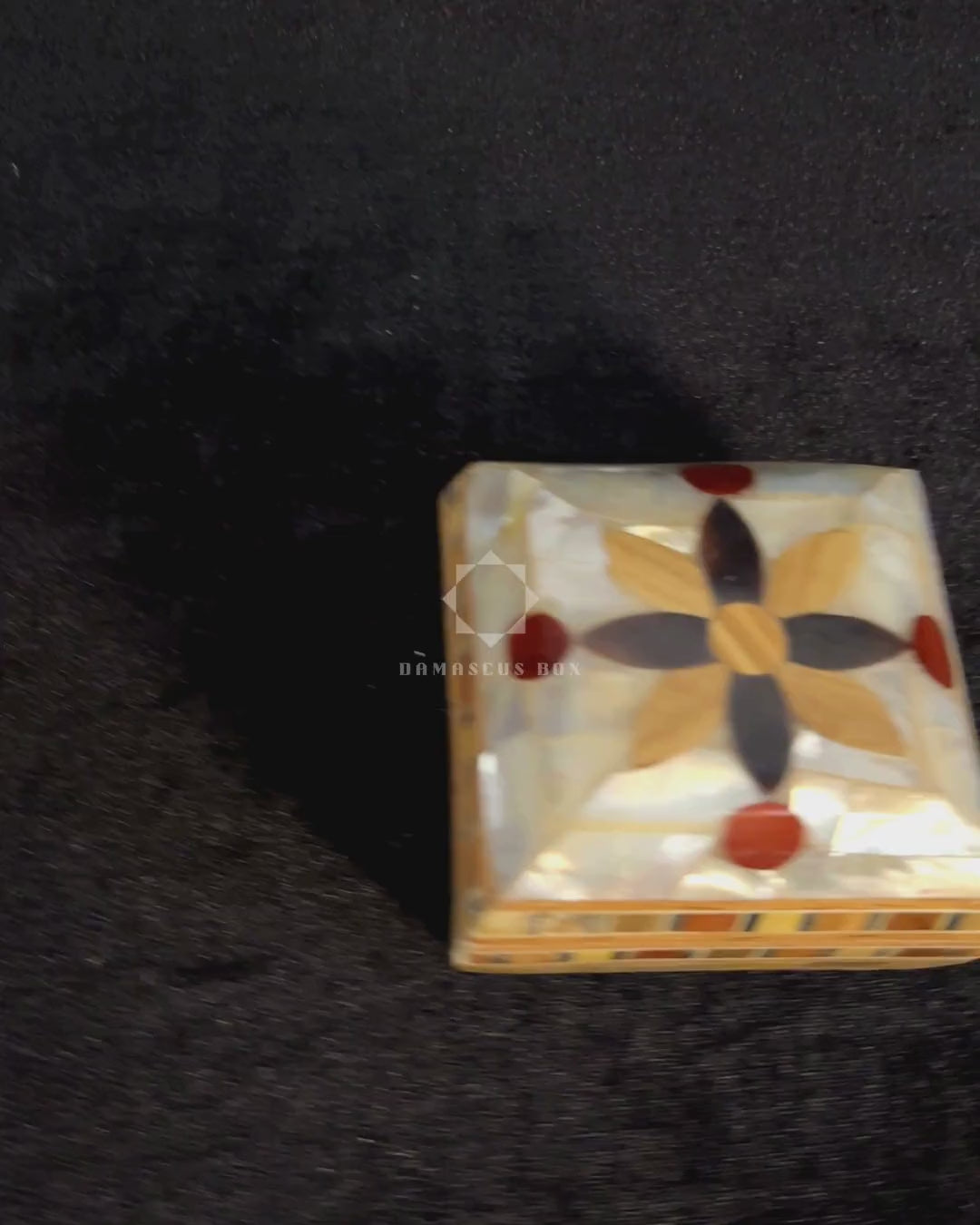 Keepsake Mu'ashak box, close-ups of the lid and the brocade interior