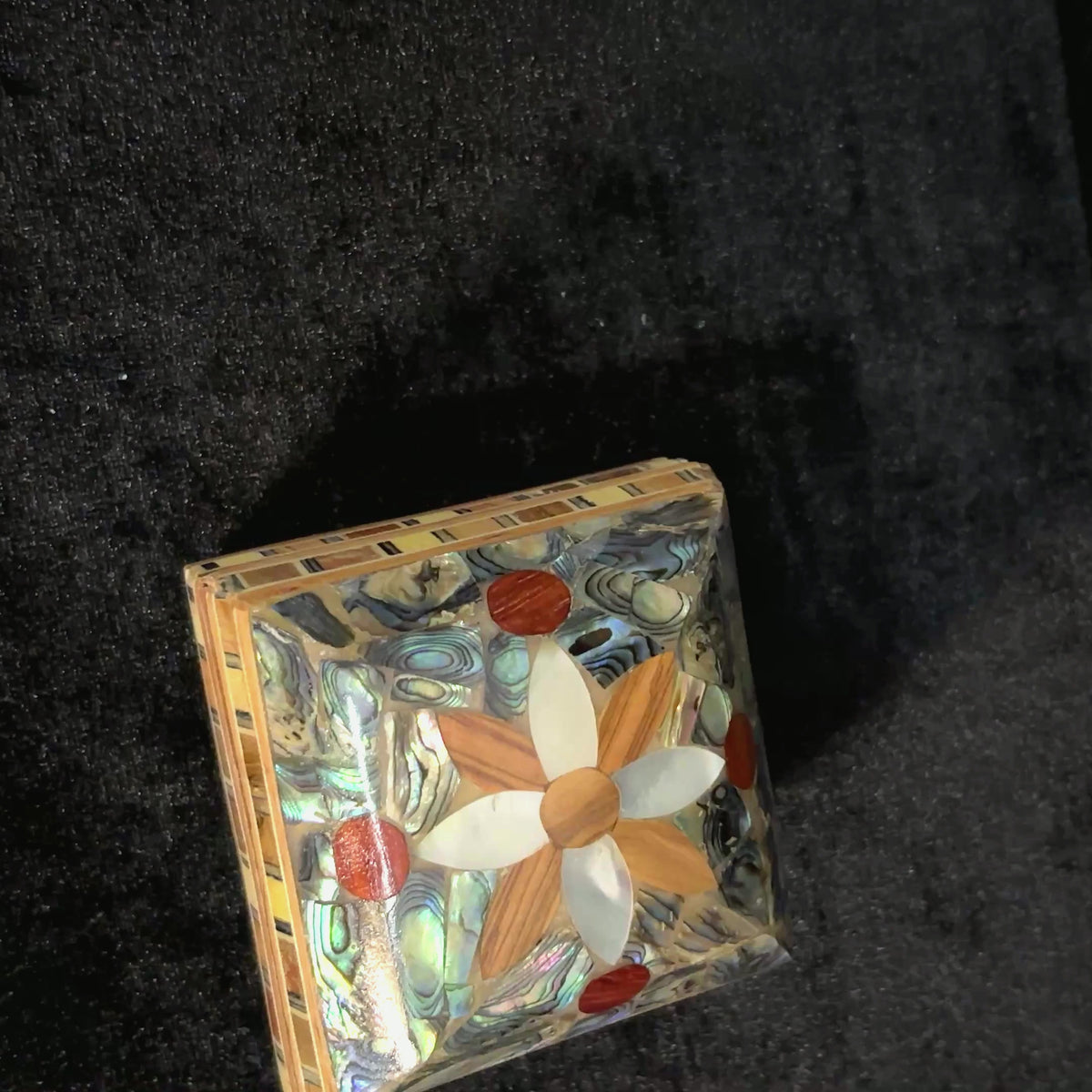 Treasure Mu'ashak box, close-ups of the lid and the brocade interior