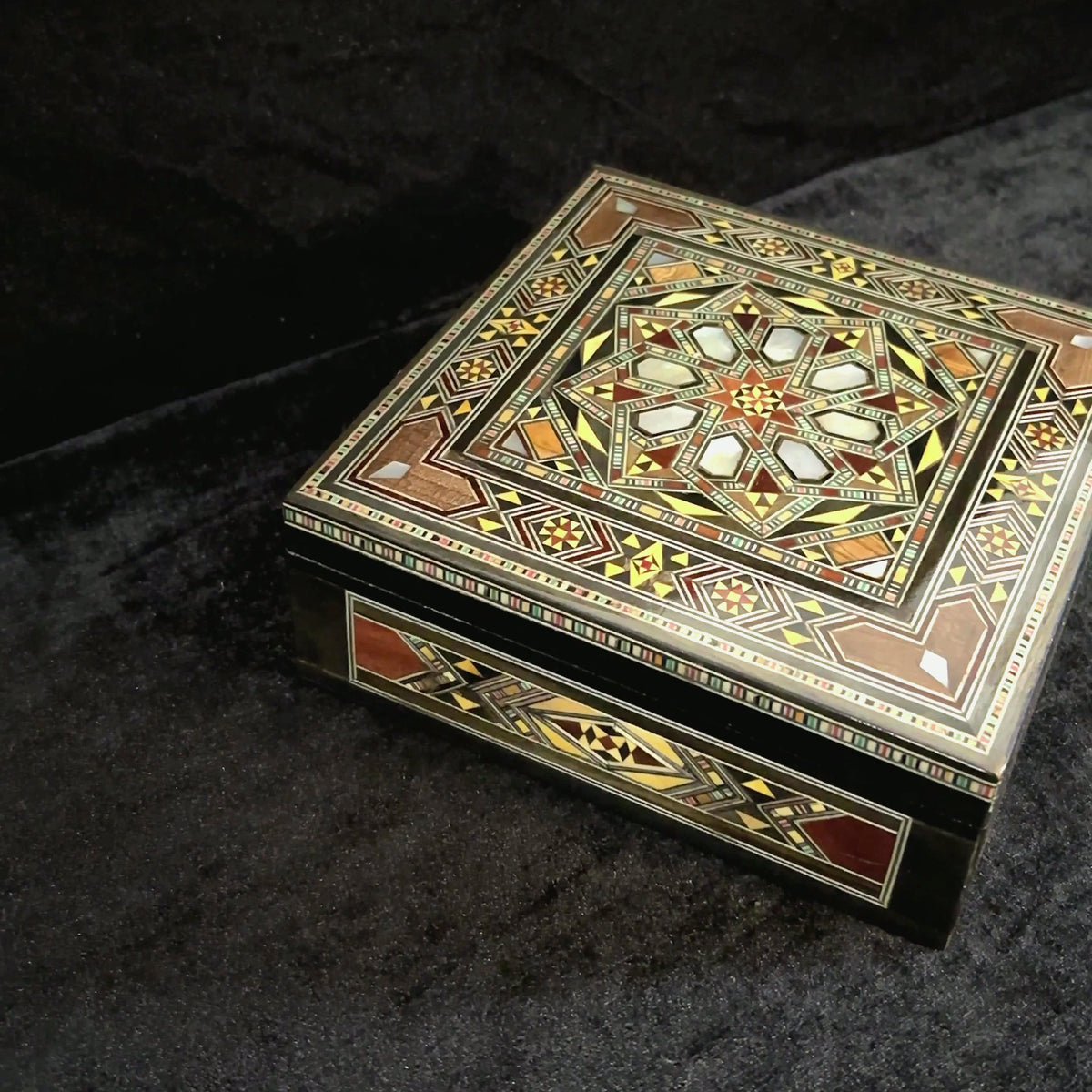Tranquil Mosaic Box video: the closed box, a close-up of the inlay and the open box