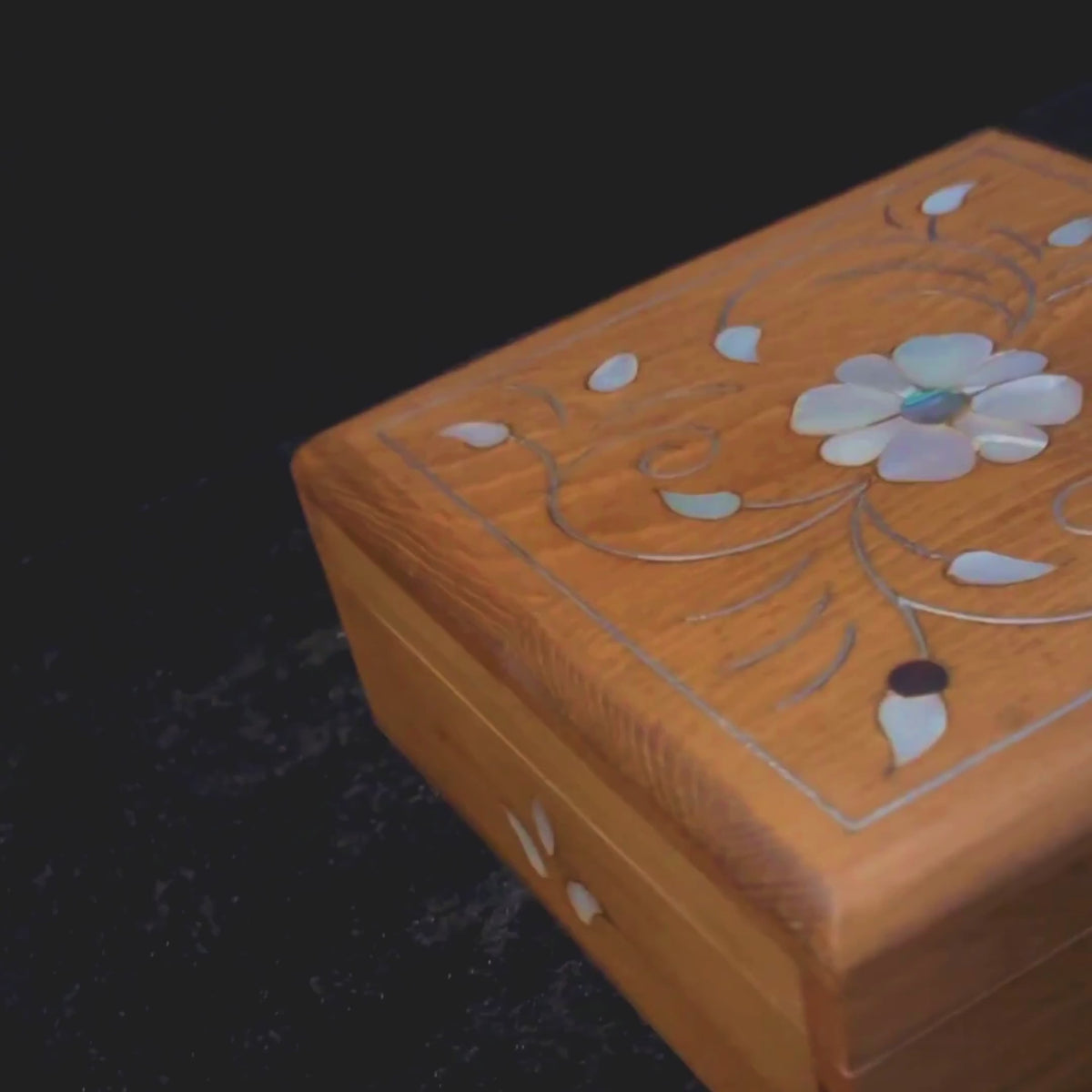 Noble Mashghal Box video: the closed box, a close-up of the inlay and the open box