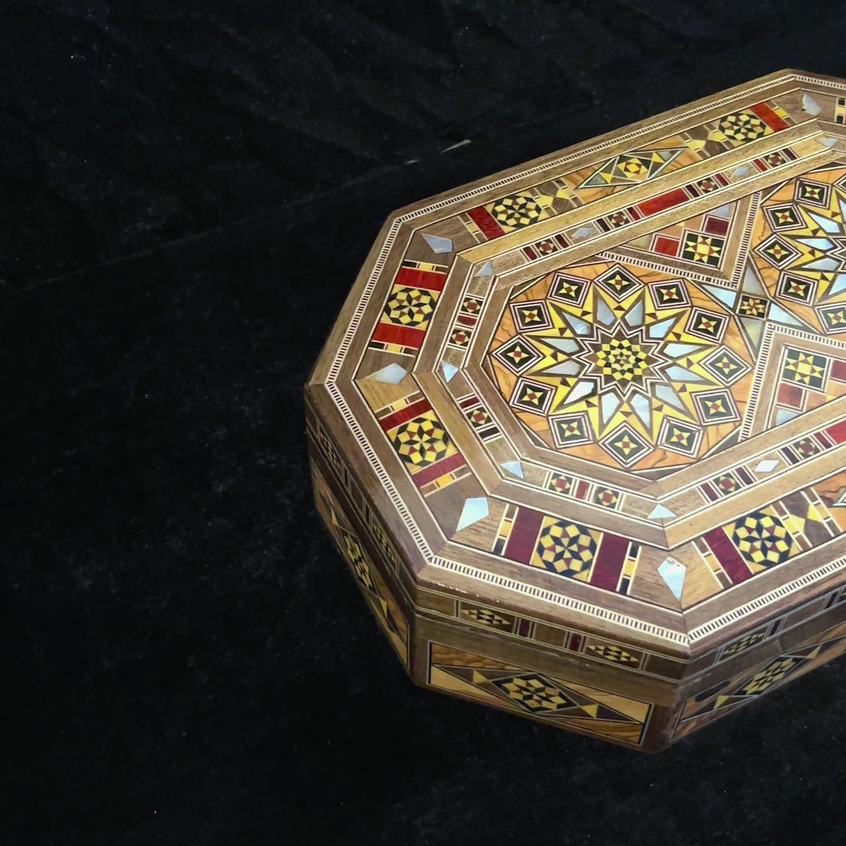 Artisan Mosaic Box video: the closed box, a close-up of the inlay and the open box